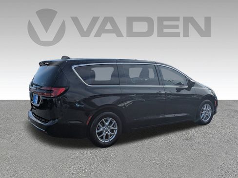 Used 2023 Chrysler Pacifica Touring-L image 27