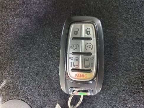 Certified 2023 Chrysler Pacifica Touring-L AWD/4WD image 36