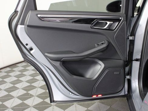 Used 2025 Porsche Macan image 32
