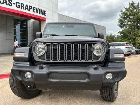 Used 2025 Jeep Wrangler Unlimited Sport AWD/4WD image 3