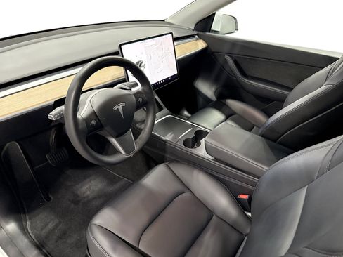 Certified 2021 Tesla Model Y Long Range AWD/4WD image 9