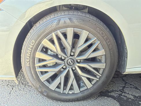 Used 2025 Nissan Altima 2.5 SV FWD image 30