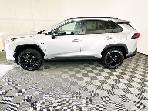Used 2021 Toyota RAV4 XLE w/ Convenience Package FWD image 6