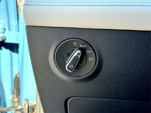 Certified 2025 Volkswagen Taos SE image 17