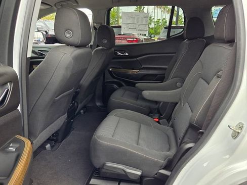 Used 2022 GMC Acadia SLE w/ Driver Convenience Package FWD image 7