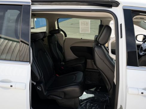 Used 2024 Chrysler Pacifica Touring-L FWD image 21