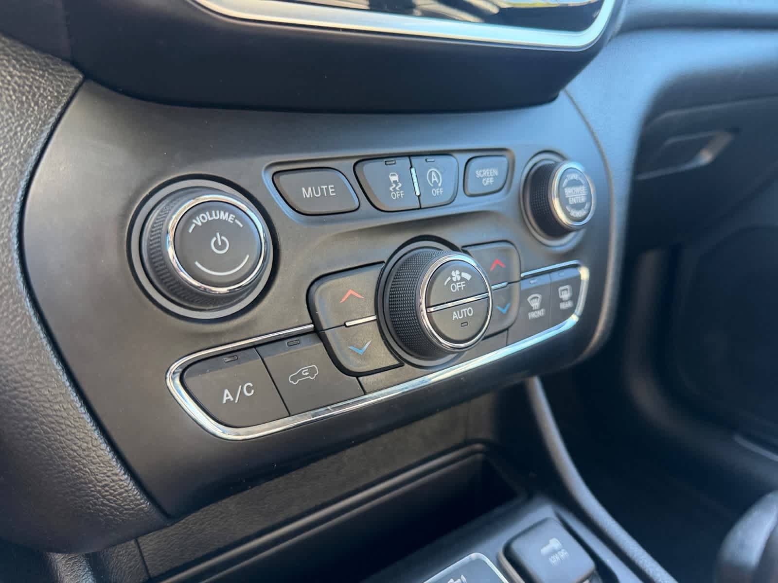 Used 2020 Jeep Cherokee Limited AWD/4WD image 32