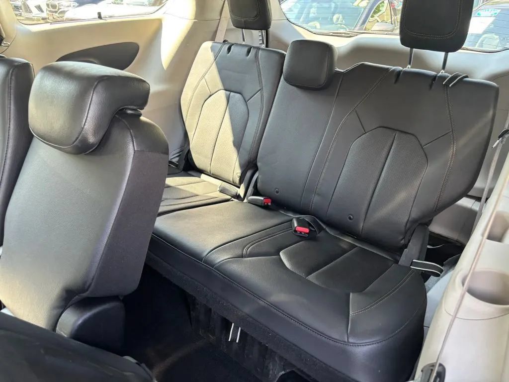 Used 2019 Chrysler Pacifica Touring-L FWD image 14