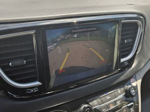 Used 2022 Chrysler Pacifica Touring-L FWD image 12