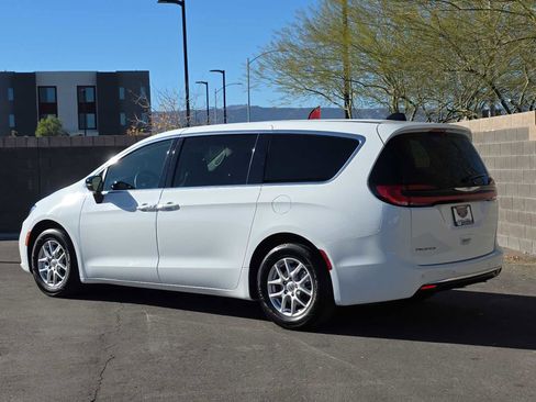 Certified 2024 Chrysler Pacifica Touring-L image 7