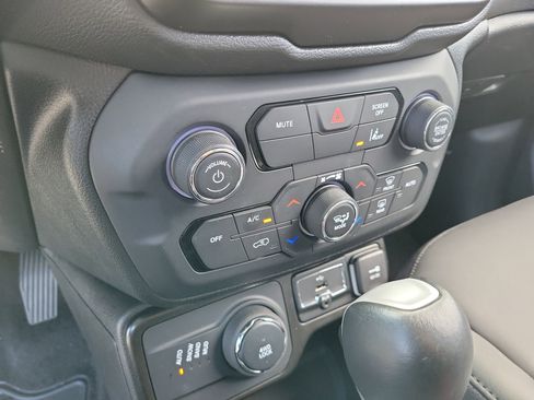 Used 2023 Jeep Renegade Limited AWD/4WD image 29