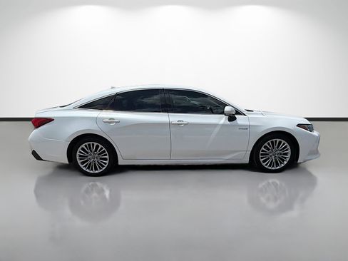 Used 2019 Toyota Avalon Limited FWD image 2