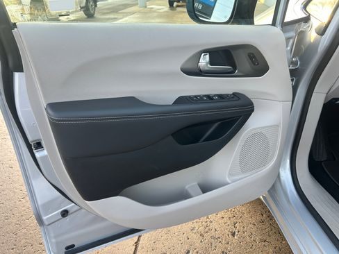 Used 2024 Chrysler Pacifica Touring-L image 13