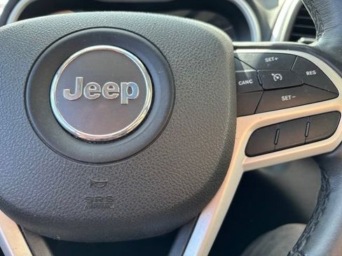 Used 2017 Jeep Cherokee Trailhawk AWD/4WD image 12