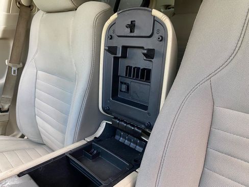 Used 2018 Ford Taurus SE FWD image 57