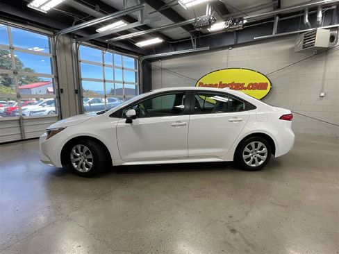 Used 2020 Toyota Corolla LE FWD image 2