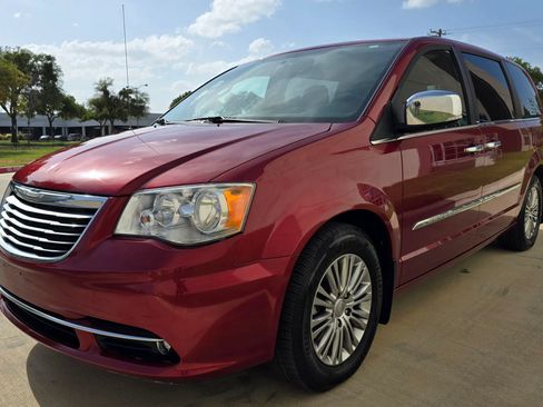 Used 2014 Chrysler Town & Country Touring-L w/ Driver Convenience Group FWD image 5