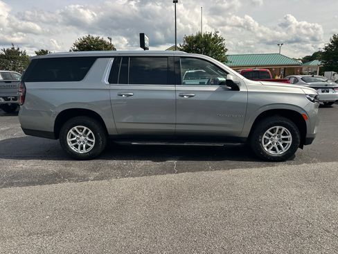 Used 2024 Chevrolet Suburban LT RWD image 9