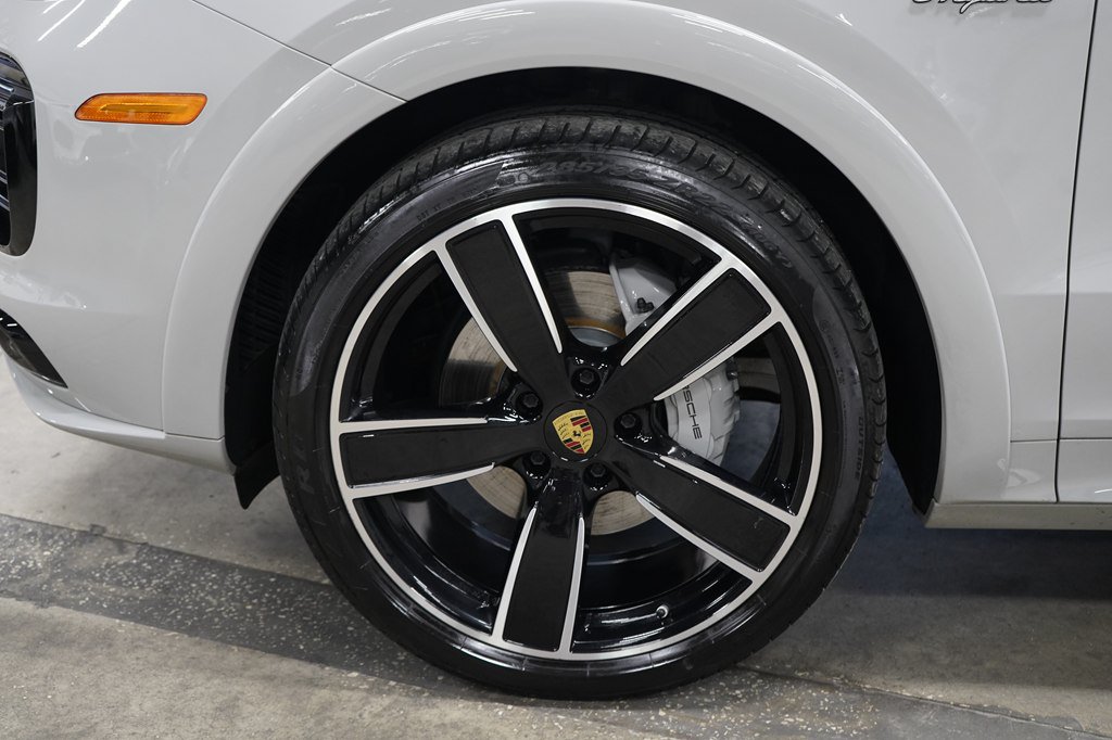 Used 2023 Porsche Cayenne Platinum Edition AWD/4WD image 29