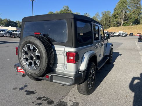 Used 2024 Jeep Wrangler Unlimited Sahara AWD/4WD image 3