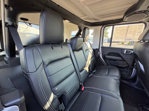 Used 2018 Jeep Wrangler Unlimited Sahara AWD/4WD image 18