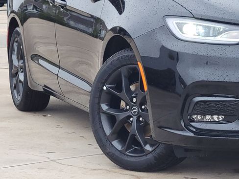 New 2026 Chrysler Pacifica Limited image 10