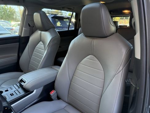 Used 2021 Toyota Highlander XLE image 10