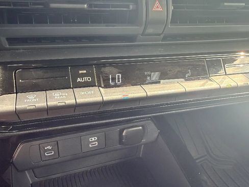 Used 2025 Toyota Prius LE FWD image 16