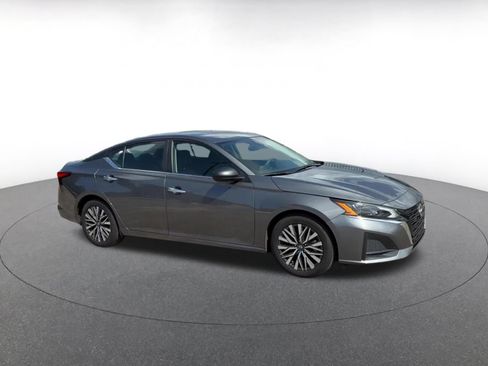Used 2025 Nissan Altima 2.5 SV FWD image 2