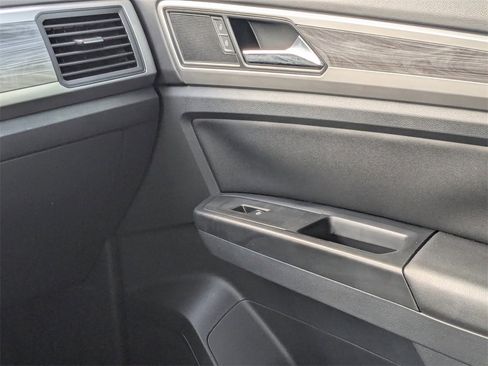 Used 2020 Volkswagen Atlas Cross Sport SE w/ Towing Package image 14