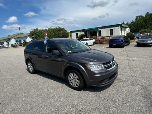 Used 2018 Dodge Journey SE w/ Connectivity Group FWD image 2