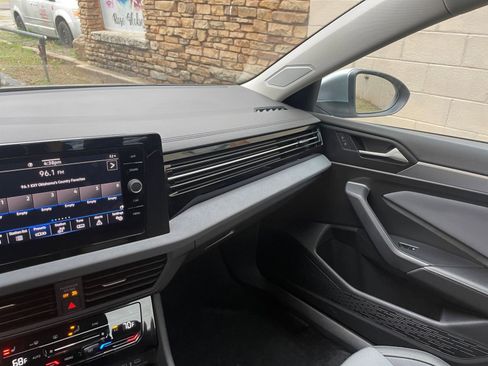 Used 2025 Volkswagen Jetta SE image 34