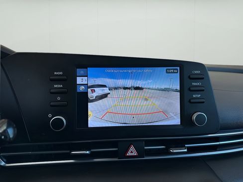 Used 2025 Hyundai Elantra SE image 19