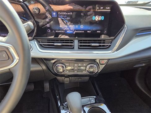 Used 2025 Chevrolet Trax LT w/ LT Convenience Package image 29