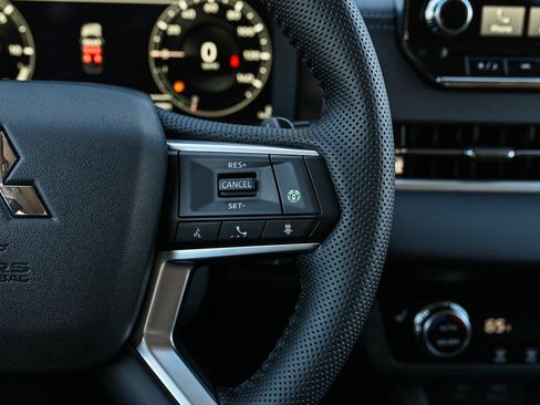 New 2025 Mitsubishi Outlander SE image 22