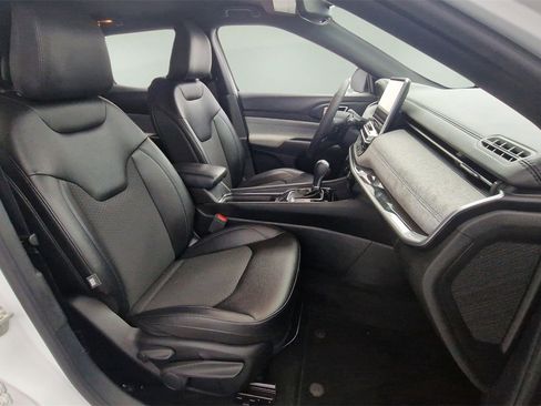 Used 2024 Jeep Compass Latitude image 30