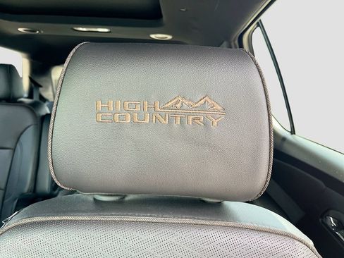 Used 2023 Chevrolet Traverse High Country FWD image 36