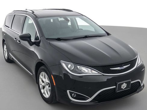Used 2018 Chrysler Pacifica Touring-L w/ Tire & Wheel Group image 1