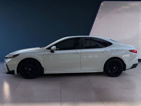 Used 2025 Toyota Camry SE image 2