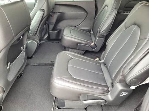 New 2026 Chrysler Pacifica Select image 25