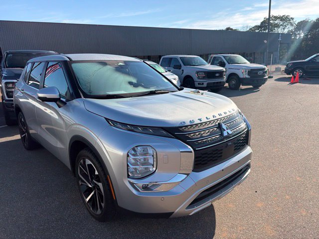 Used 2023 Mitsubishi Outlander SE AWD/4WD image 2