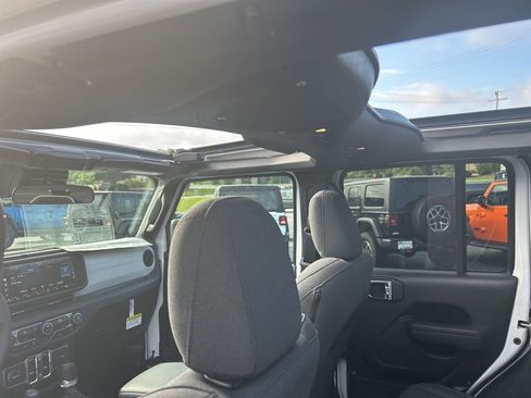 Used 2025 Jeep Wrangler Unlimited Sport AWD/4WD image 35