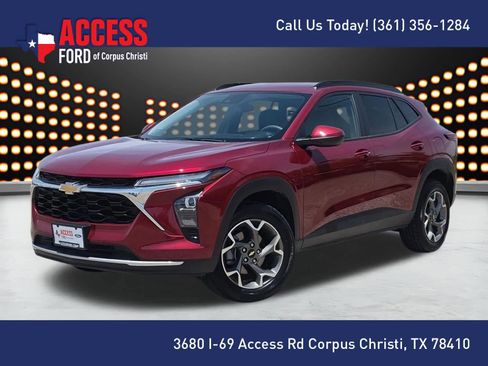 Used 2025 Chevrolet Trax LT FWD image 1