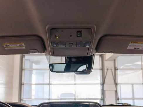 Used 2024 Nissan Titan SV w/ SV Convenience Package image 18