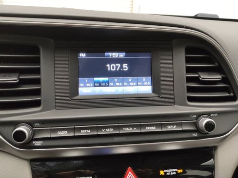 Used 2019 Hyundai Elantra SE FWD image 25