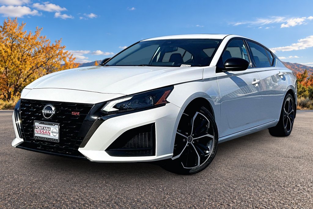 Used 2023 Nissan Altima 2.5 SR w/ SR Premium Package FWD image 3