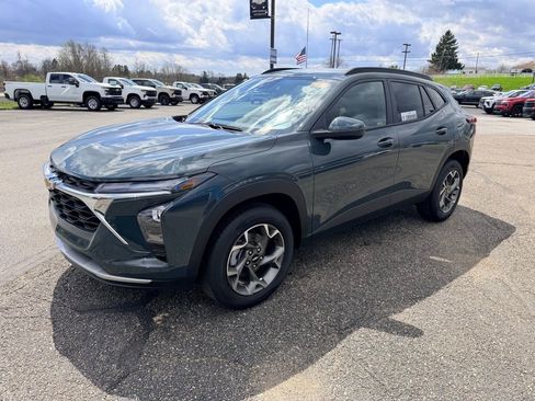 New 2026 Chevrolet Trax LT w/ Driver Confidence Package FWD image 3