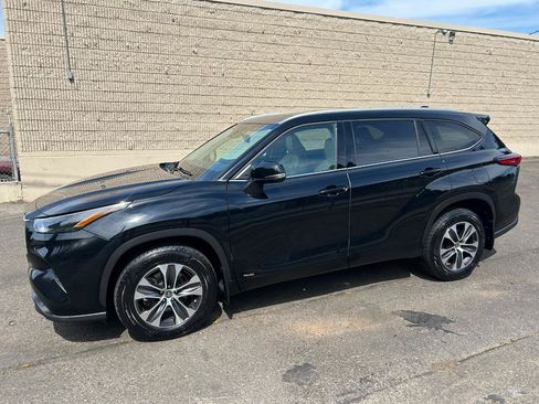 Used 2022 Toyota Highlander XLE AWD/4WD image 8