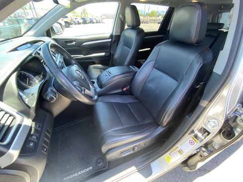 Certified 2018 Toyota Highlander XLE AWD/4WD image 11