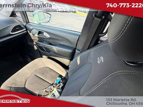Used 2018 Chrysler Pacifica Touring Plus w/ S Appearance Package FWD image 12